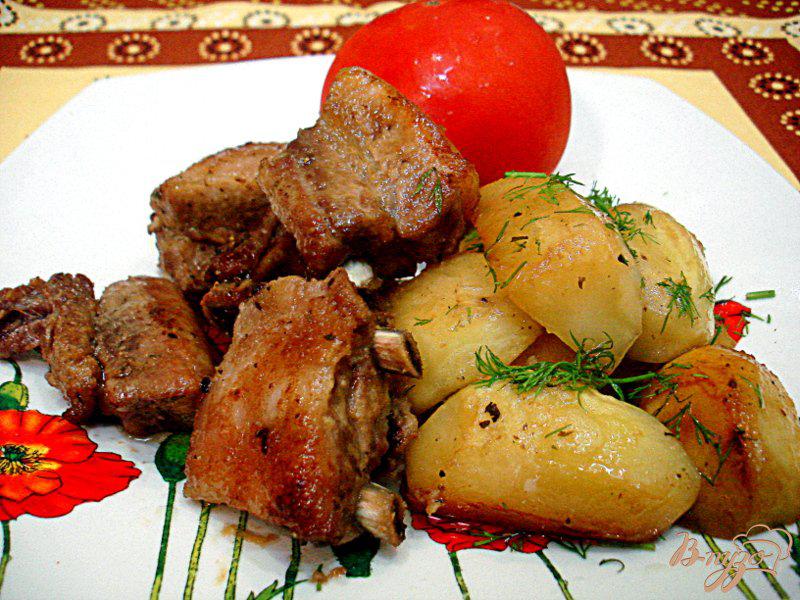 Фото приготовление рецепта: Свиные рёбрышки запеченные с картофелем шаг №10