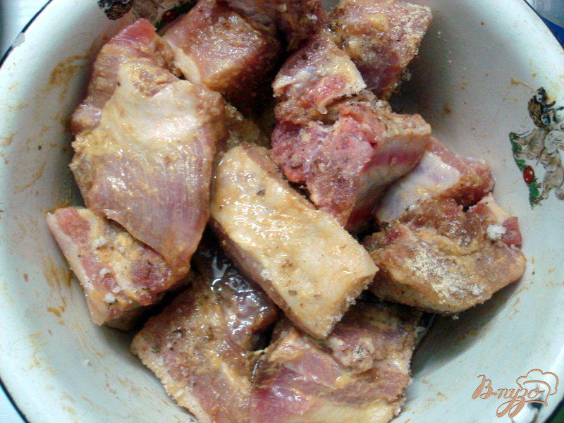 Фото приготовление рецепта: Свиные рёбрышки запеченные с картофелем шаг №8
