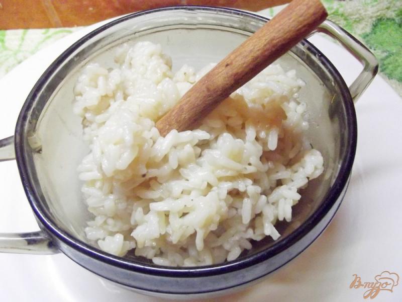 Фото приготовление рецепта: Восточный рис в соевом соусе с корицей шаг №5