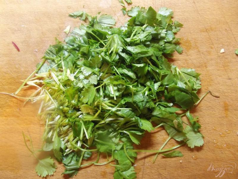 Фото приготовление рецепта: Капустный салат с кинзой шаг №2