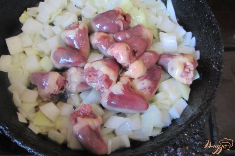 Фото приготовление рецепта: Куриные сердечки в сметаном соусе шаг №2