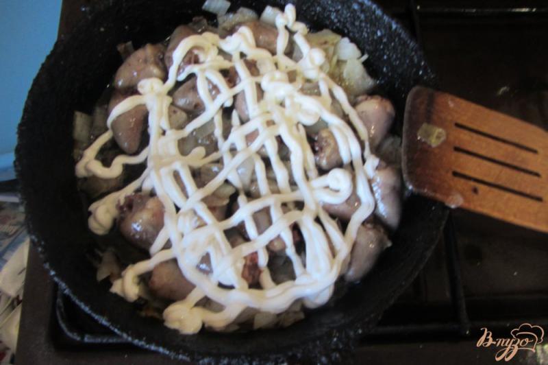 Фото приготовление рецепта: Куриные сердечки в сметаном соусе шаг №3