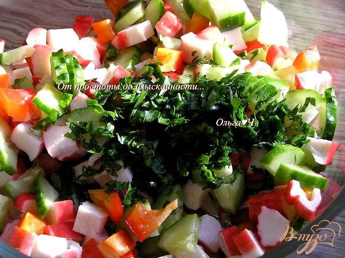 Фото приготовление рецепта: Овощной салат с крабовыми палочками шаг №4