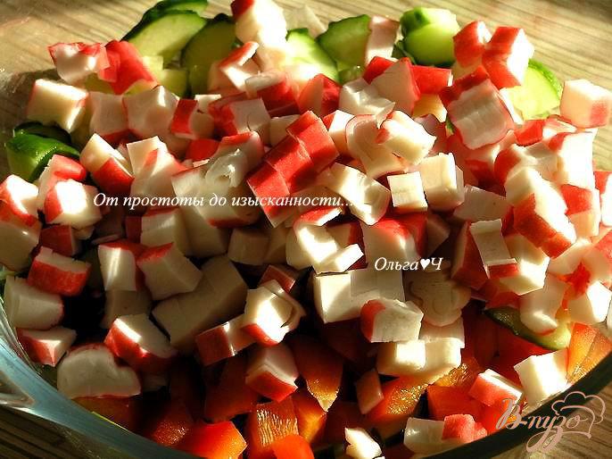 Фото приготовление рецепта: Овощной салат с крабовыми палочками шаг №2