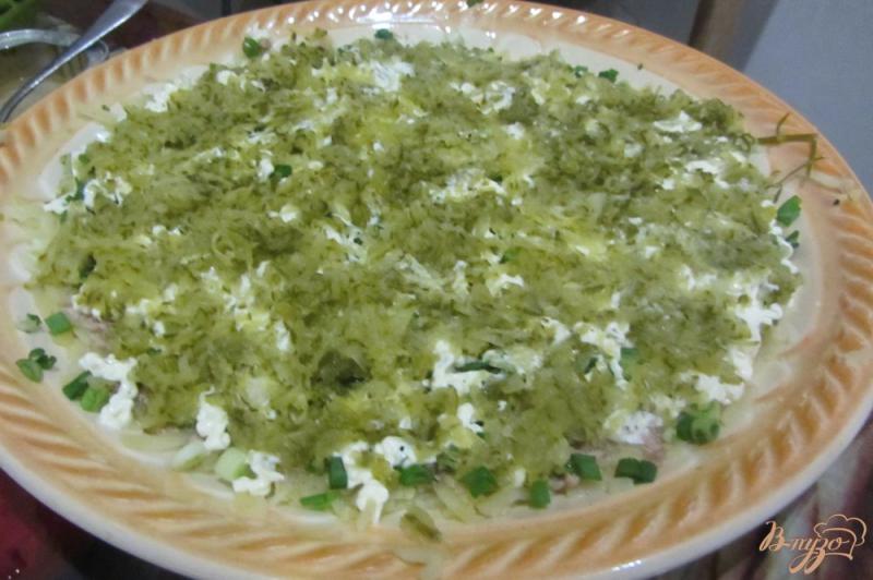 Фото приготовление рецепта: Салат с печенью трески под шубкой шаг №5