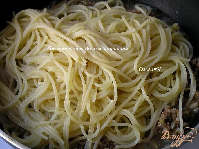 Фото приготовление рецепта: Спагетти с мясным соусом и зеленым горошком шаг №2