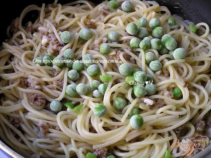 Фото приготовление рецепта: Спагетти с мясным соусом и зеленым горошком шаг №3