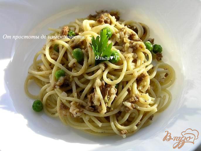 Фото приготовление рецепта: Спагетти с мясным соусом и зеленым горошком шаг №4