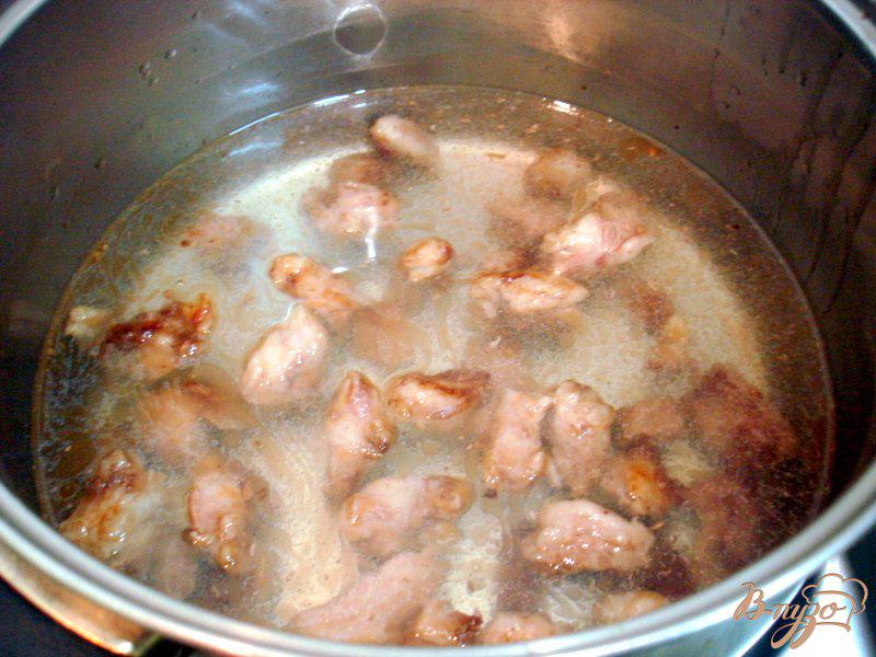 Фото приготовление рецепта: Свинина с фасолью и овощами шаг №8