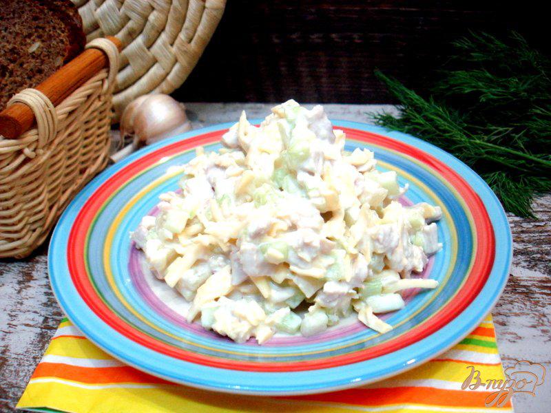 Фото приготовление рецепта: Салат с сыром, огурцом и ананасом шаг №9