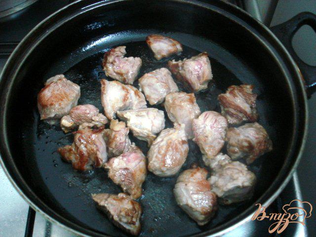 Фото приготовление рецепта: Телятина в томатно-сметанном соусе шаг №3