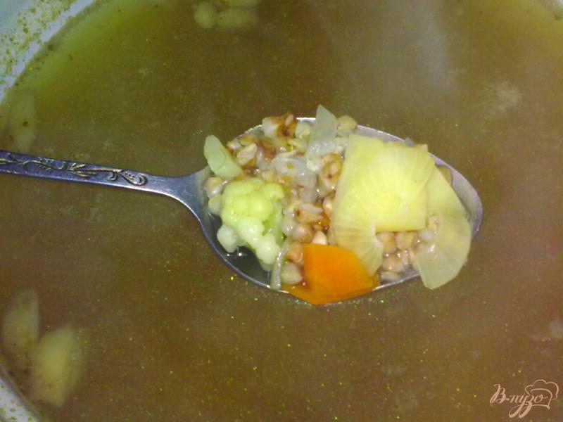 Фото приготовление рецепта: Куриный суп  с гречкой и грибами шаг №8