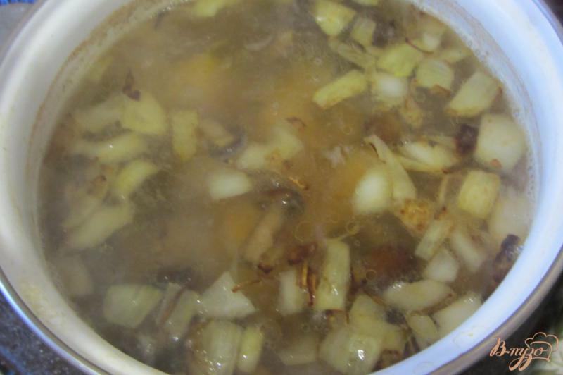 Фото приготовление рецепта: Гороховый суп с опятами. шаг №4