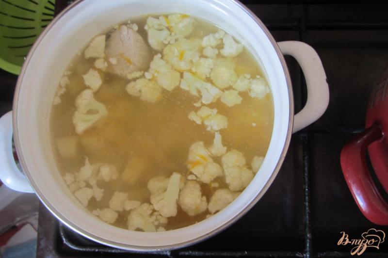 Фото приготовление рецепта: Суп со цветной капустой и индюшкой без зажарки шаг №7