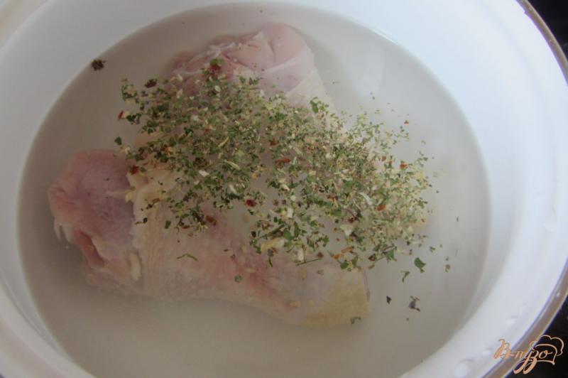 Фото приготовление рецепта: Душистая отварная куриная ножка шаг №2