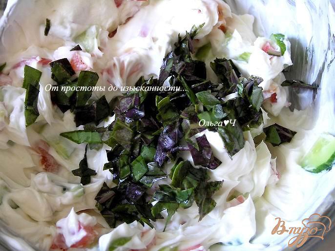 Фото приготовление рецепта: Закуска из баклажан с творожным сыром, овощами и базиликом шаг №3