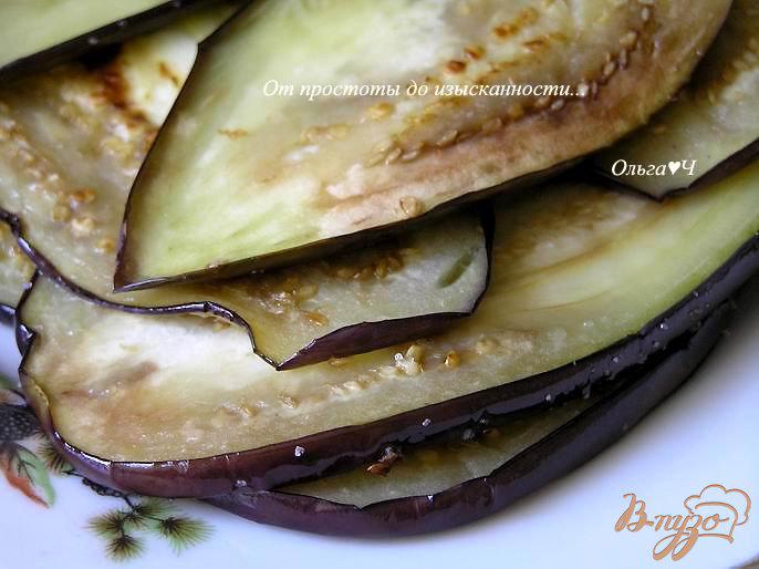 Фото приготовление рецепта: Закуска из баклажан с творожным сыром, овощами и базиликом шаг №5