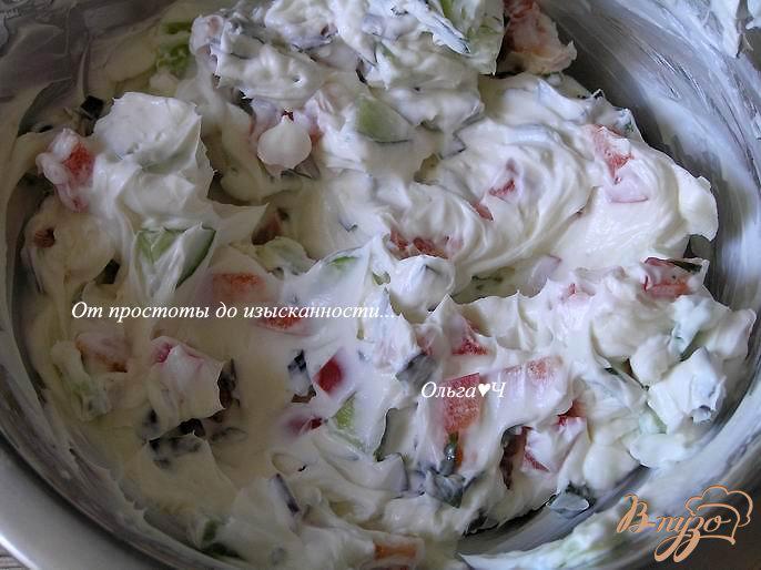 Фото приготовление рецепта: Закуска из баклажан с творожным сыром, овощами и базиликом шаг №4