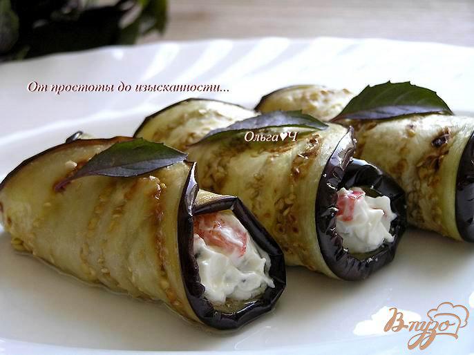 Фото приготовление рецепта: Закуска из баклажан с творожным сыром, овощами и базиликом шаг №8