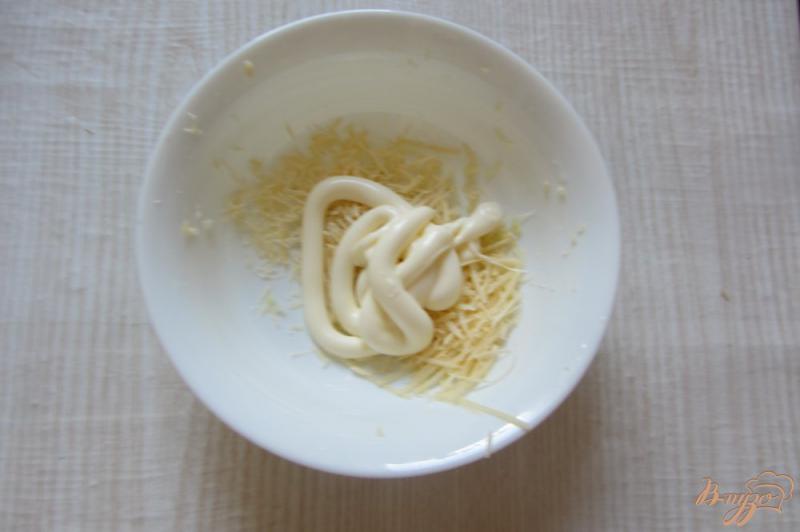 Фото приготовление рецепта: Кабачки под сырной шубкой с чесноком шаг №4