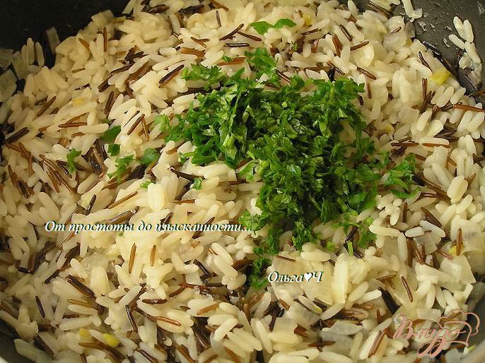 Фото приготовление рецепта: Дикий рис с зеленью и салатом из сладкого перца шаг №3