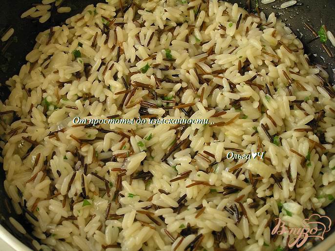 Фото приготовление рецепта: Дикий рис с зеленью и салатом из сладкого перца шаг №4