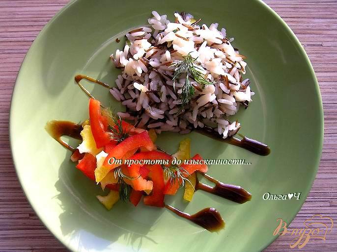 Фото приготовление рецепта: Дикий рис с зеленью и салатом из сладкого перца шаг №5