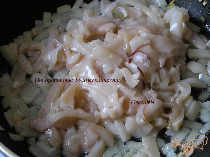 Фото приготовление рецепта: Роллы с кальмарами и огурцом шаг №2