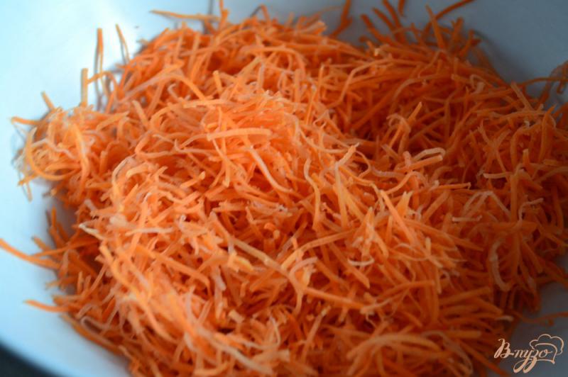 Фото приготовление рецепта: Морковный салат с семечками и кинзой шаг №1