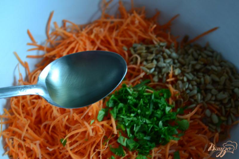 Фото приготовление рецепта: Морковный салат с семечками и кинзой шаг №3