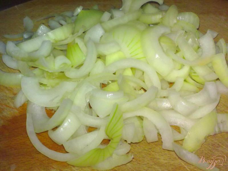 Фото приготовление рецепта: Картофель с сосисками в горшочке шаг №3