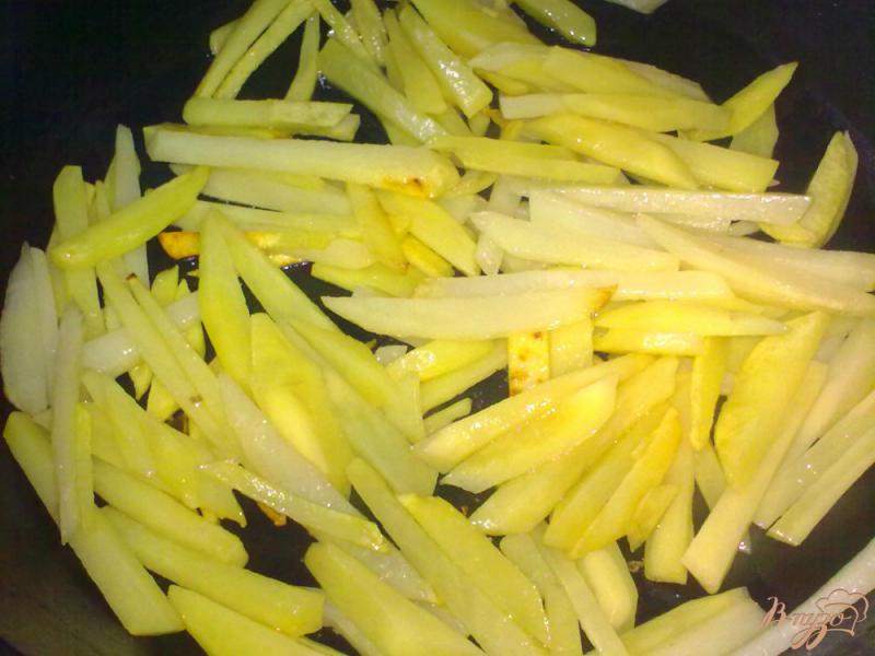 Фото приготовление рецепта: Картофель с сосисками в горшочке шаг №1