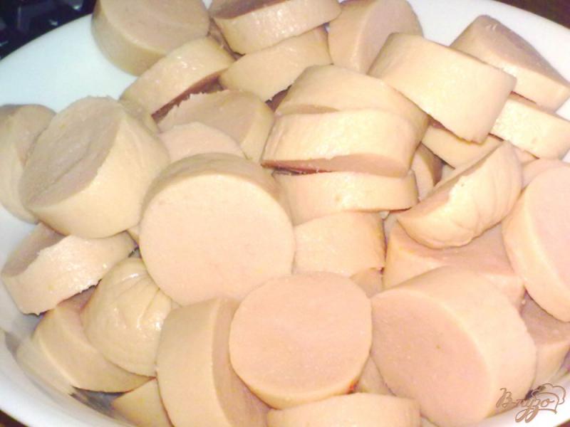 Фото приготовление рецепта: Картофель с сосисками в горшочке шаг №4