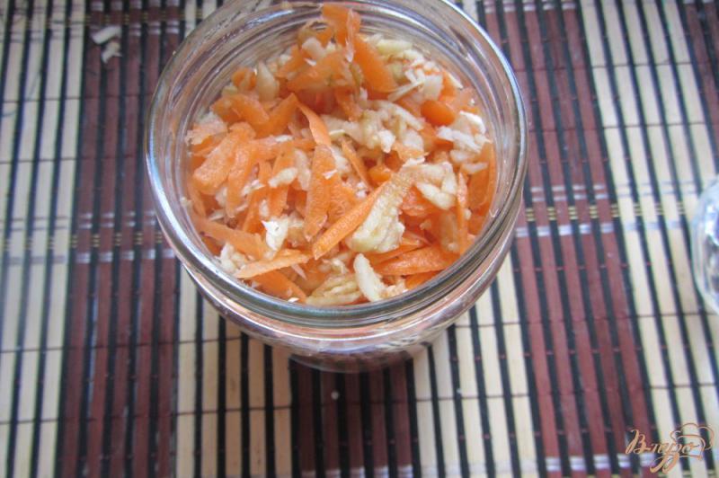 Фото приготовление рецепта: Яблоки с морковкой и хреном шаг №5