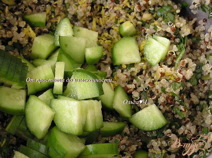 Фото приготовление рецепта: Мятный салат из киноа с зеленью и тыквенными семечками шаг №2
