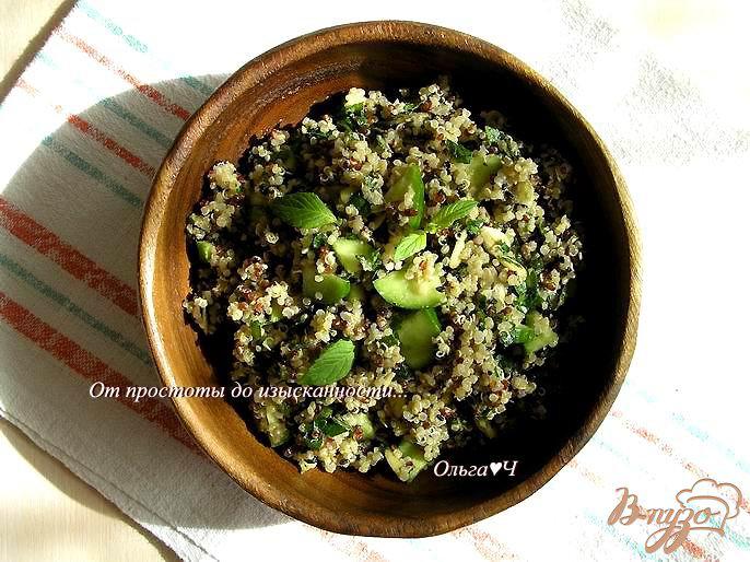 Фото приготовление рецепта: Мятный салат из киноа с зеленью и тыквенными семечками шаг №4