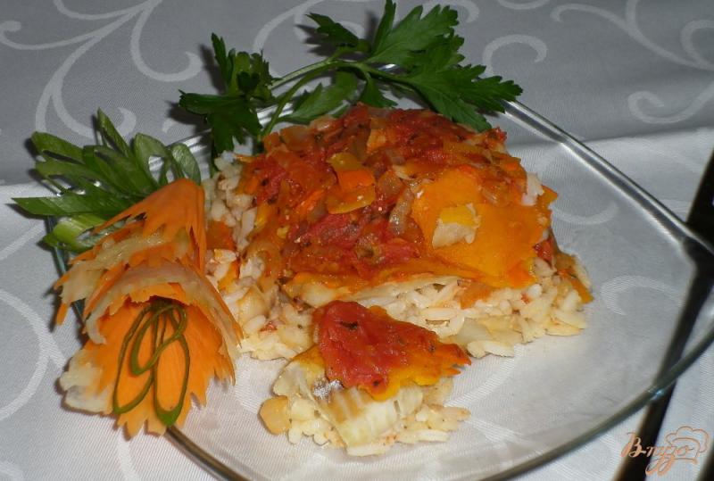 Фото приготовление рецепта: Рыба с тыквой и томатным соусом шаг №9