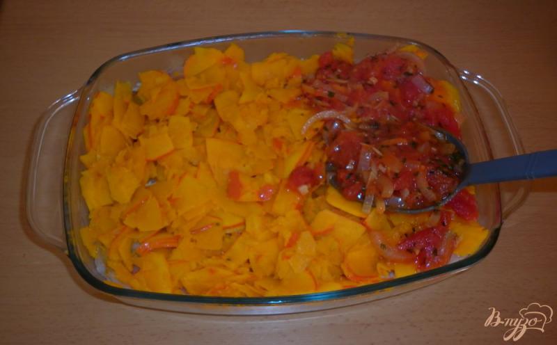 Фото приготовление рецепта: Рыба с тыквой и томатным соусом шаг №7