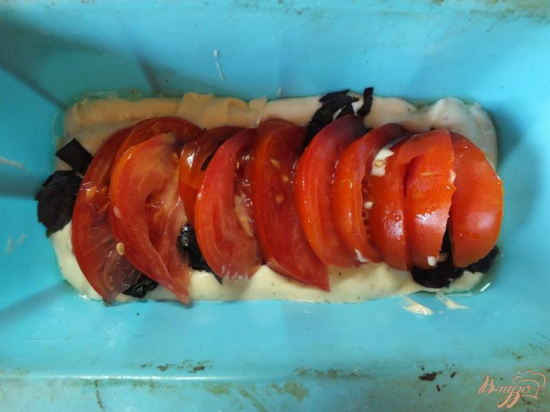 Фото приготовление рецепта: Ароматный хлеб с томатами и базиликом шаг №8