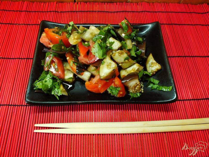 Фото приготовление рецепта: Салат из печеных баклажанов с молодым щавелем шаг №9