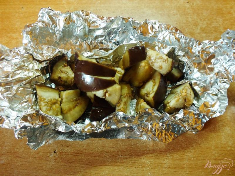 Фото приготовление рецепта: Салат из печеных баклажанов с молодым щавелем шаг №8
