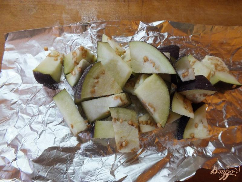 Фото приготовление рецепта: Салат из печеных баклажанов с молодым щавелем шаг №2
