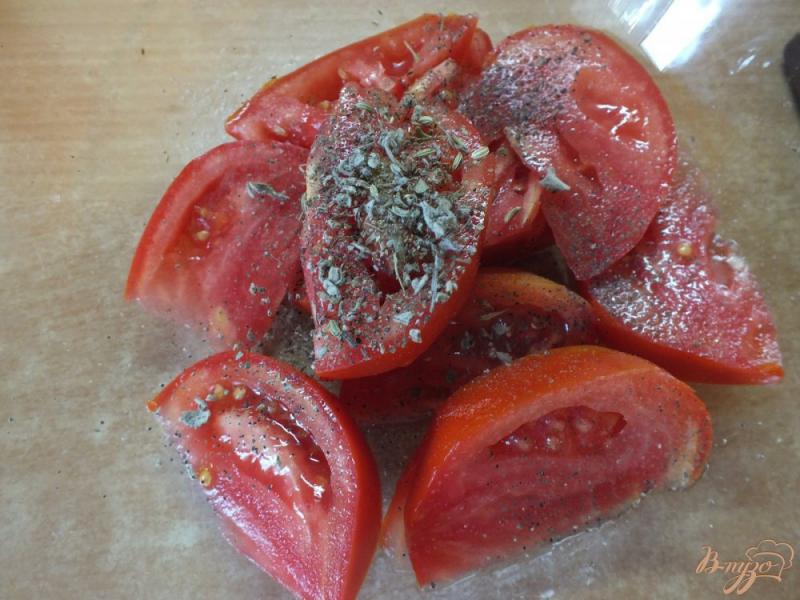 Фото приготовление рецепта: Салат из помидора с  фенхелем и шалфеем шаг №4