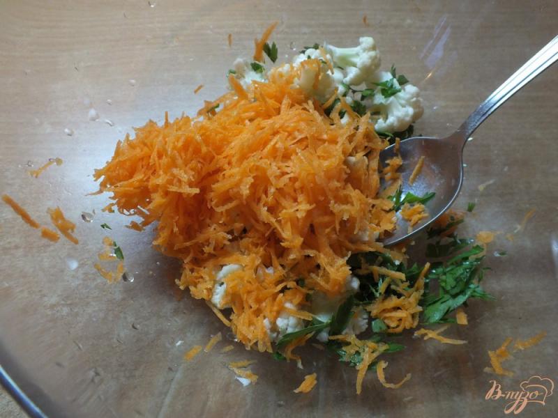 Фото приготовление рецепта: Салат из сырой цветной капусты с морковью и уксусом шаг №3