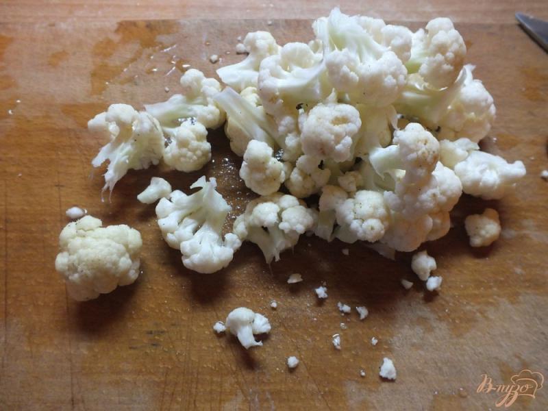 Фото приготовление рецепта: Салат из сырой цветной капусты с морковью и уксусом шаг №1