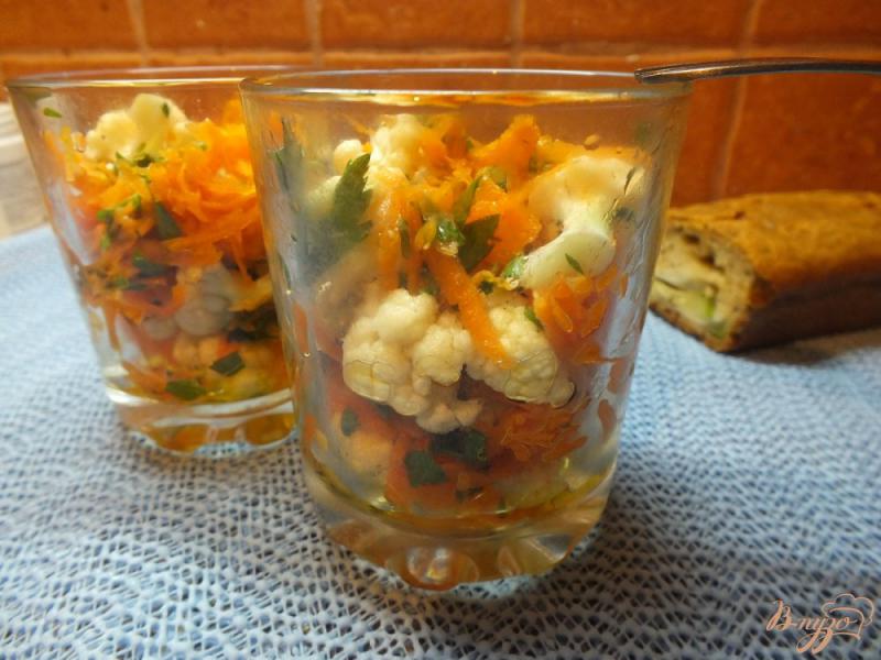 Фото приготовление рецепта: Салат из сырой цветной капусты с морковью и уксусом шаг №5