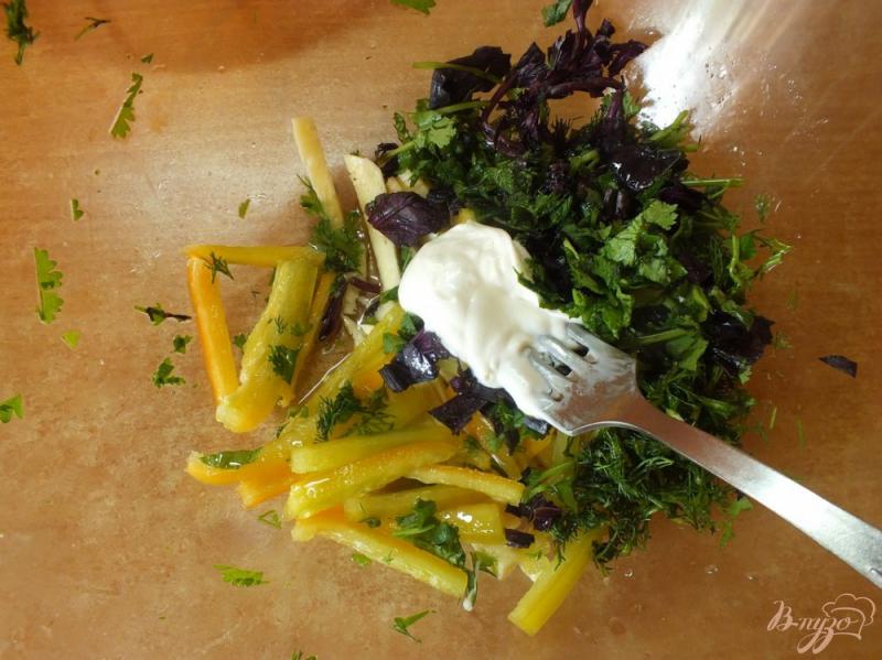 Фото приготовление рецепта: Салат из желтых микадо с сыром сулугуни шаг №7