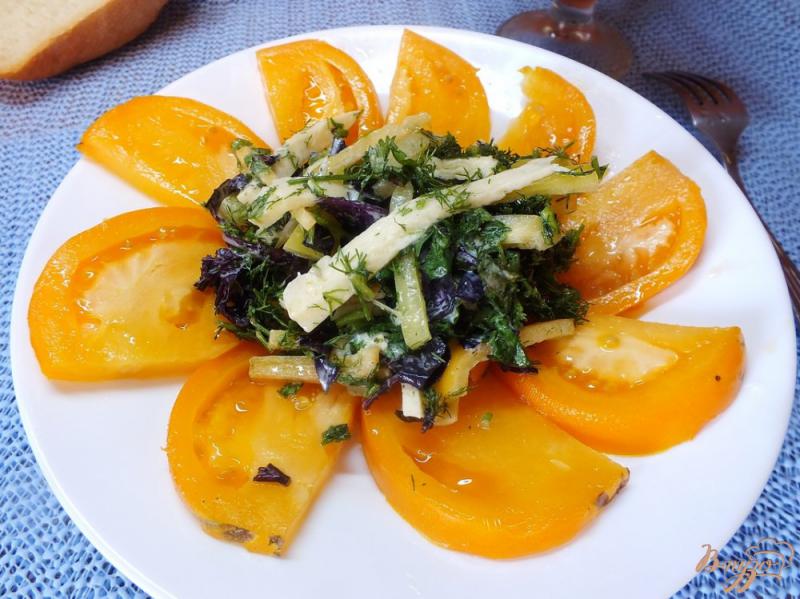 Фото приготовление рецепта: Салат из желтых микадо с сыром сулугуни шаг №8
