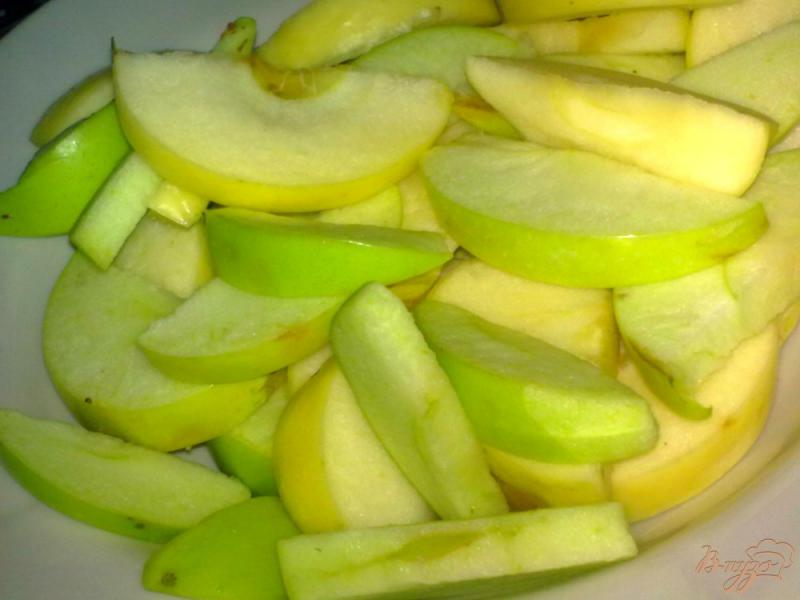 Фото приготовление рецепта: Компот из фиников, яблок и мяты шаг №2