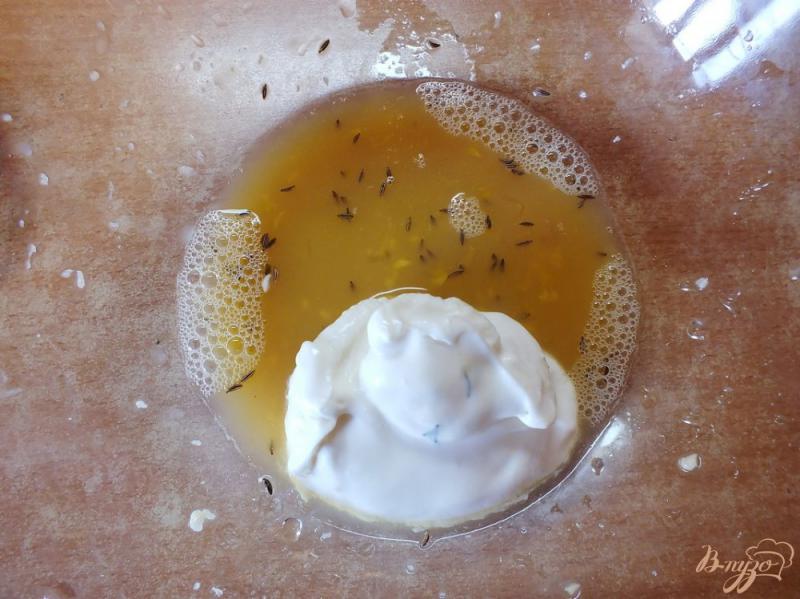 Фото приготовление рецепта: Закусочные кексы с кинзой шаг №2